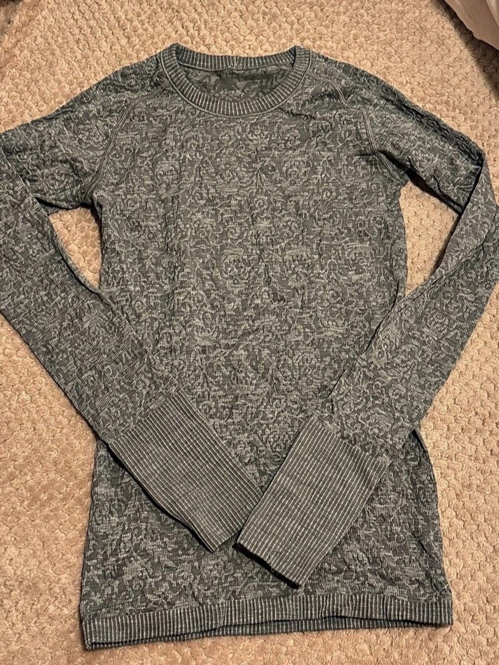 Lululemon Abstract Long Sleeve Top in Gray size M
